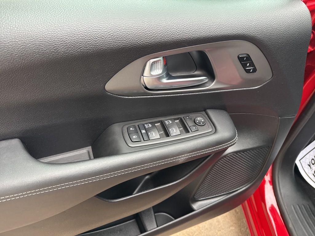 used 2025 Chrysler Pacifica car