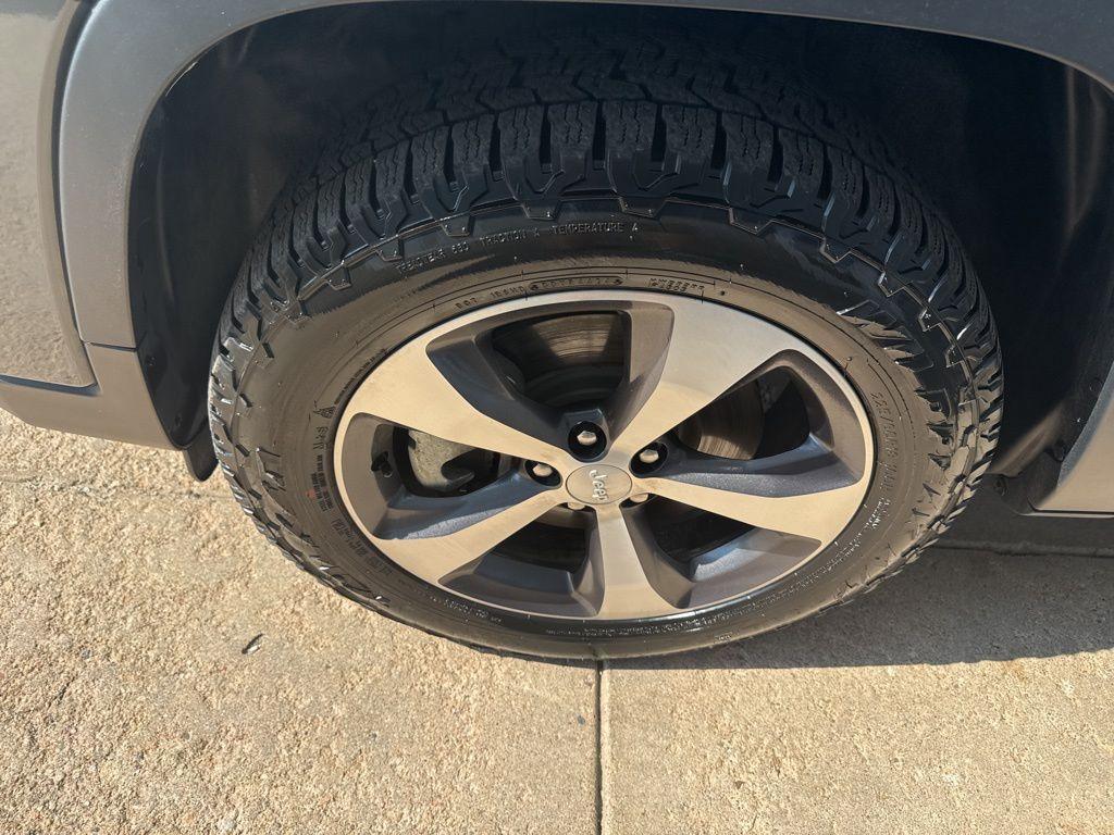 used 2022 Jeep Cherokee car, priced at $27,995