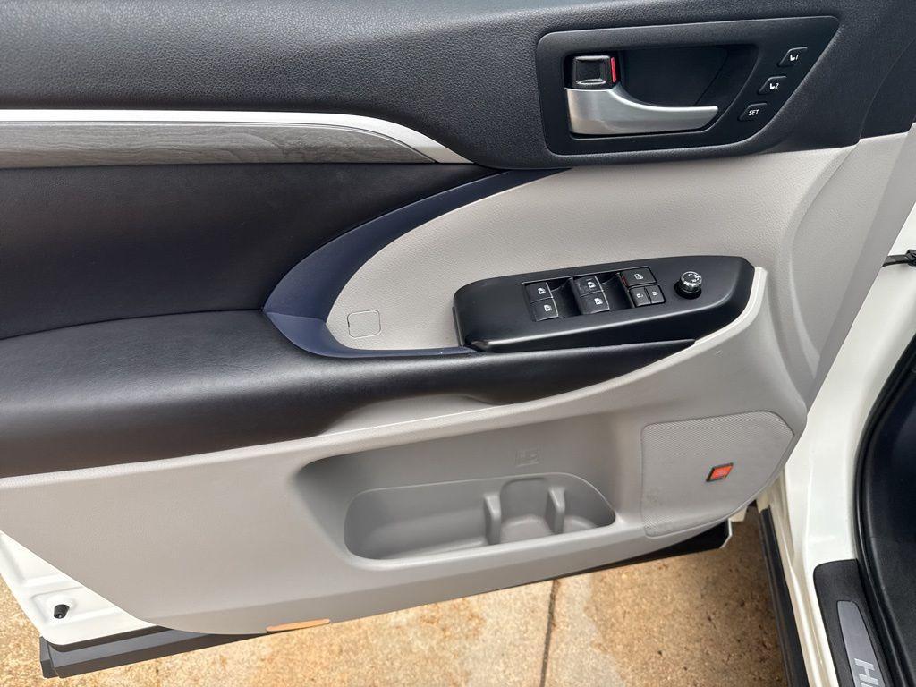 used 2019 Toyota Highlander car, priced at $29,995