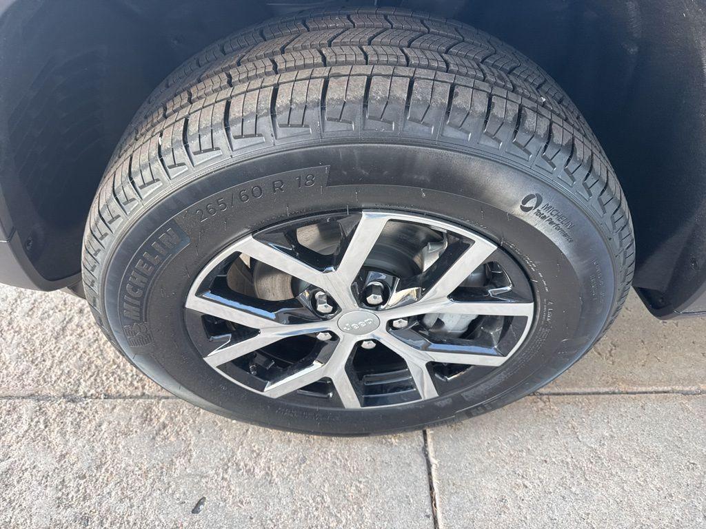 new 2025 Jeep Grand Cherokee car, priced at $43,490