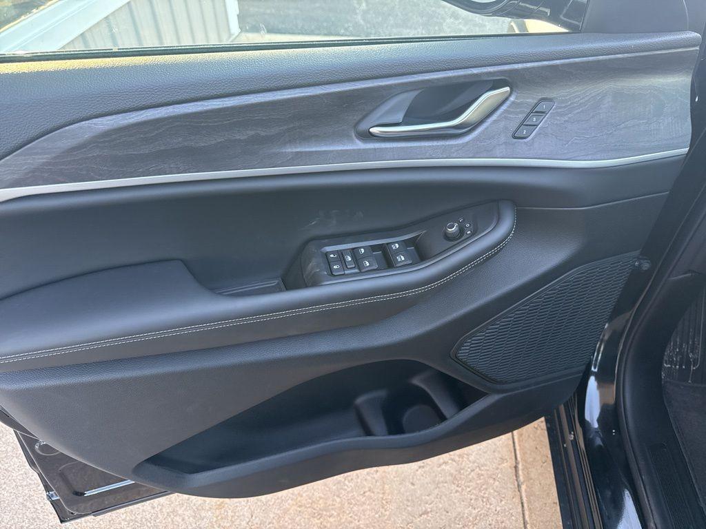 new 2025 Jeep Grand Cherokee car, priced at $43,490