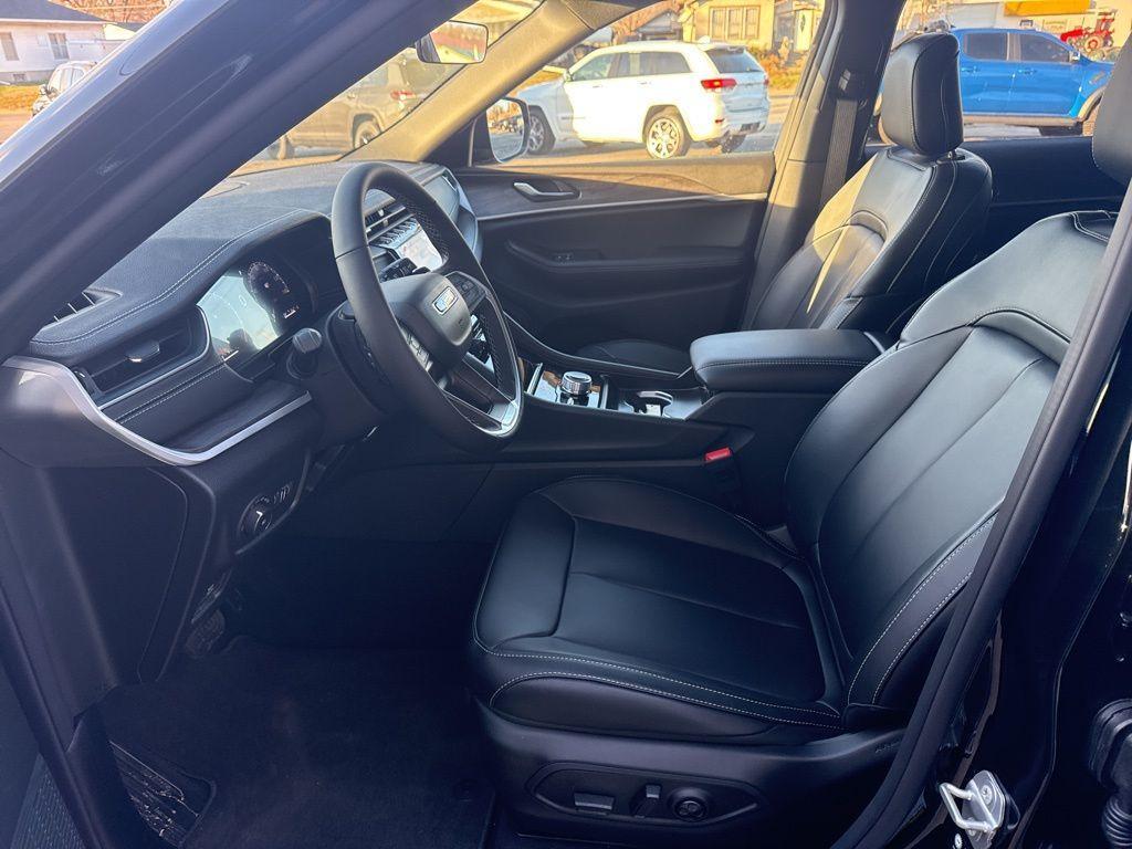 new 2025 Jeep Grand Cherokee car, priced at $43,490