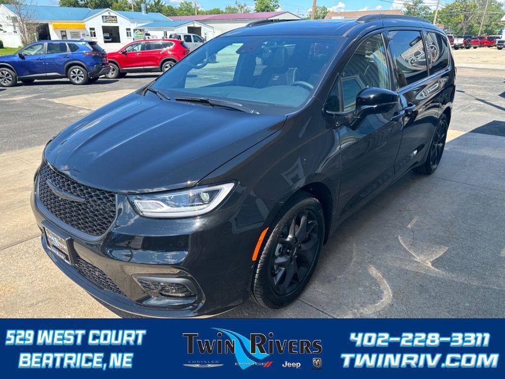 new 2024 Chrysler Pacifica car, priced at $52,015