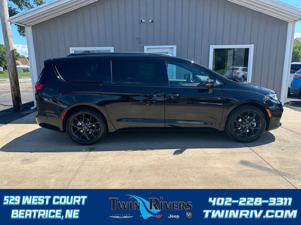 new 2024 Chrysler Pacifica car, priced at $52,015