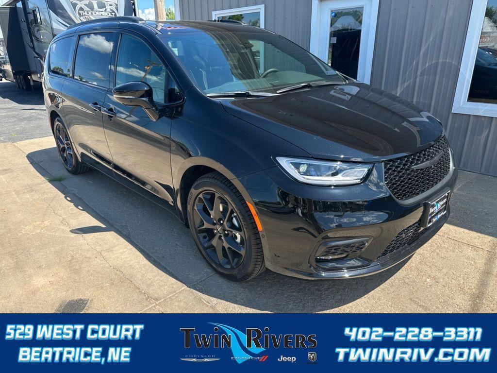new 2024 Chrysler Pacifica car, priced at $53,015