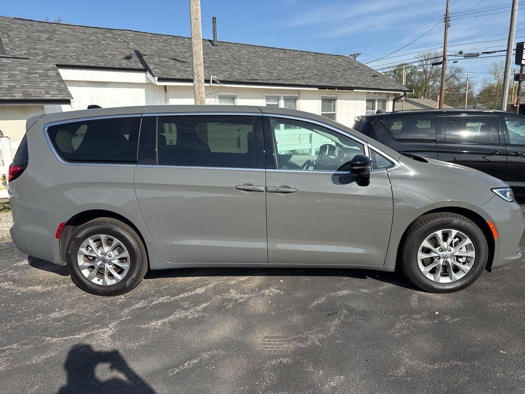 new 2024 Chrysler Pacifica car