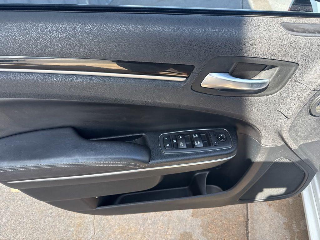 used 2018 Chrysler 300 car