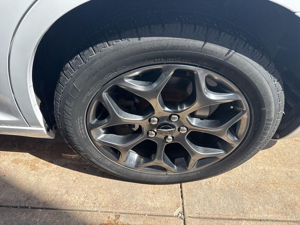 used 2018 Chrysler 300 car