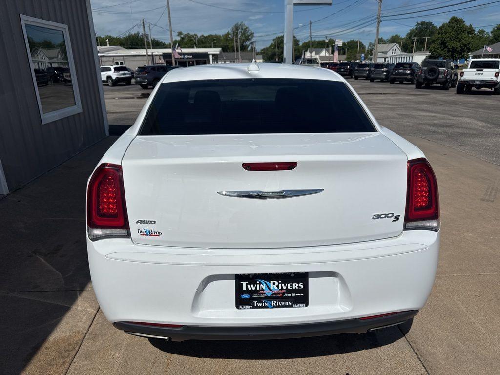 used 2018 Chrysler 300 car