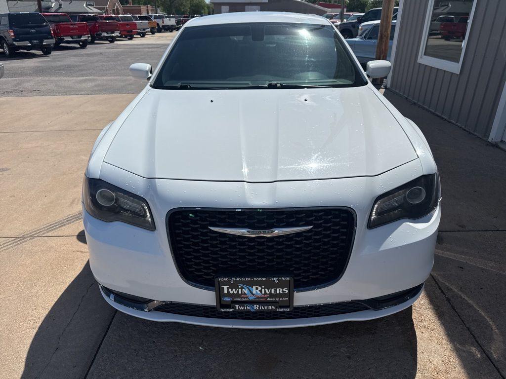used 2018 Chrysler 300 car