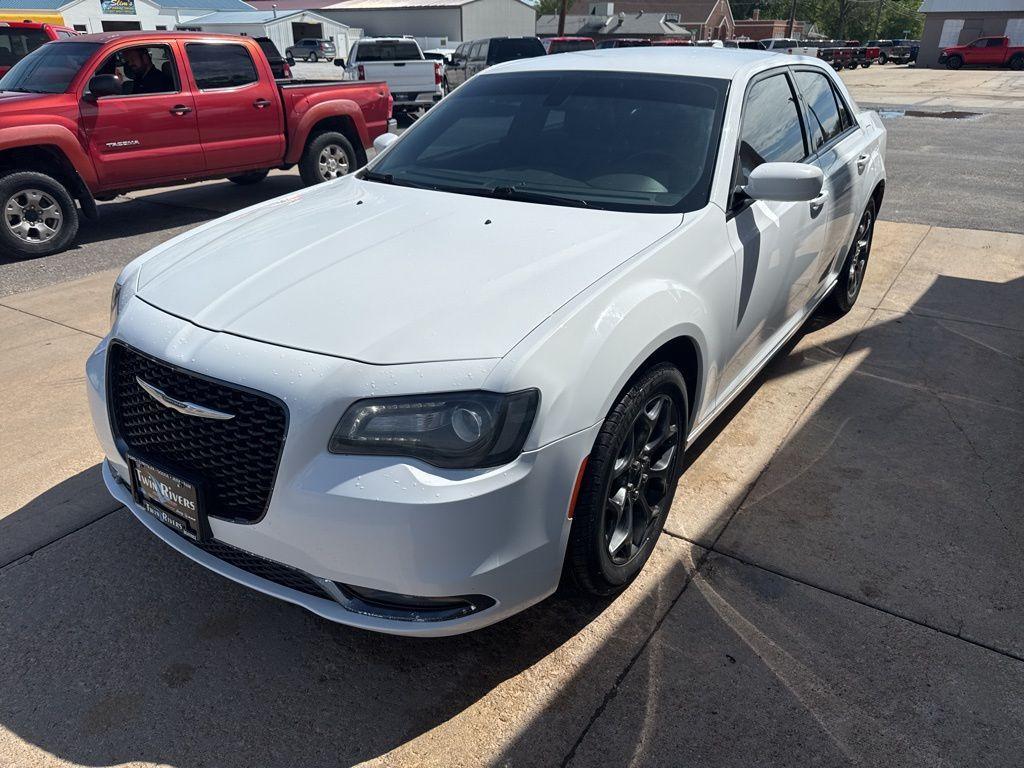 used 2018 Chrysler 300 car