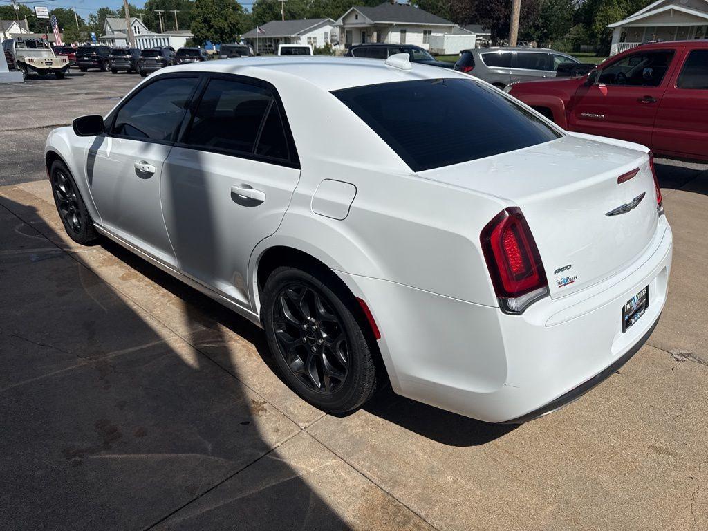 used 2018 Chrysler 300 car