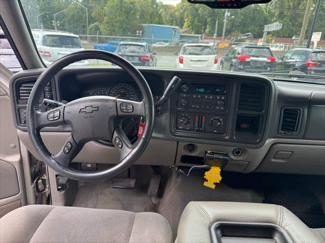 used 2005 Chevrolet Avalanche car, priced at $8,995