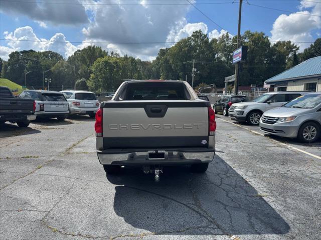 used 2005 Chevrolet Avalanche car, priced at $8,995