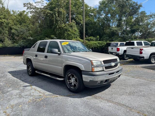 used 2005 Chevrolet Avalanche car, priced at $8,995