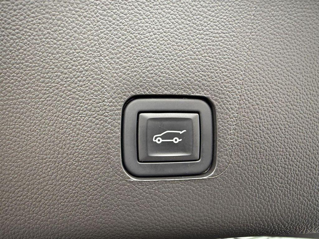 used 2023 Chevrolet Traverse car, priced at $33,869