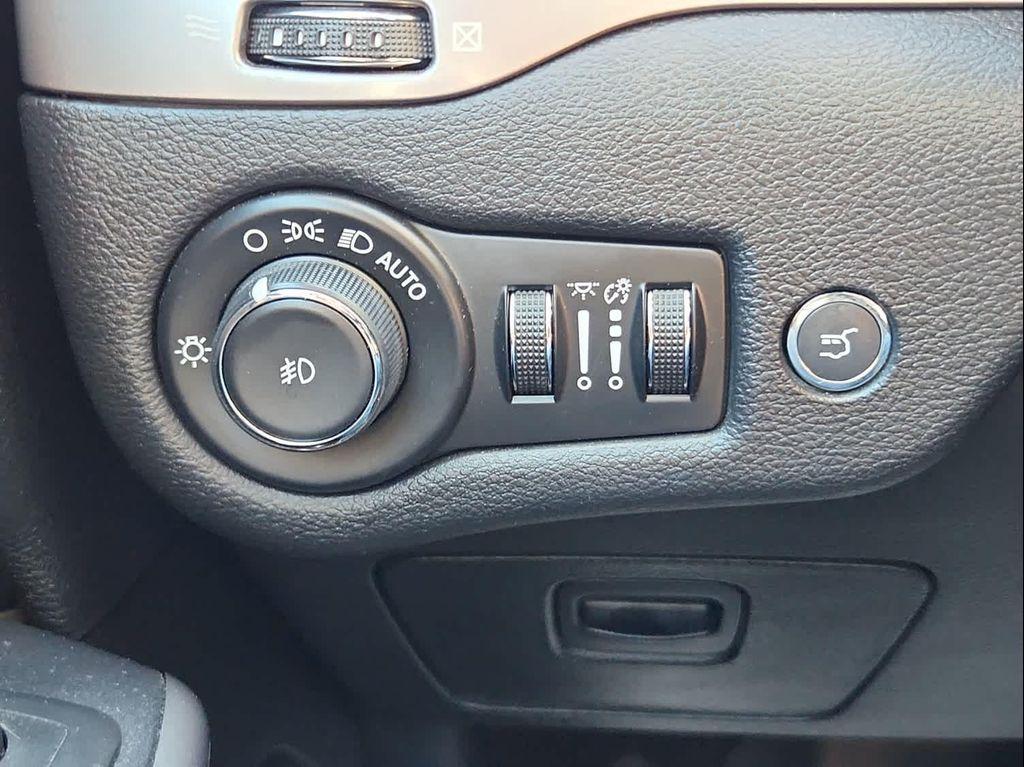used 2020 Jeep Cherokee car, priced at $18,995