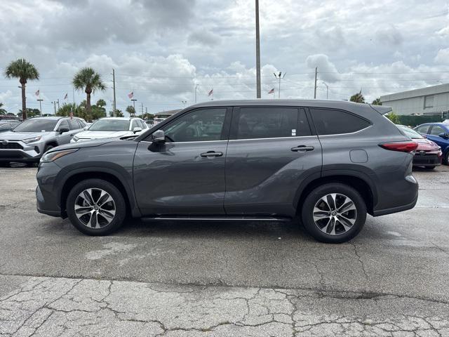 used 2022 Toyota Highlander car, priced at $34,988