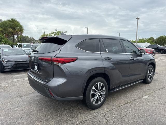 used 2022 Toyota Highlander car, priced at $34,988