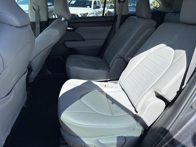 used 2024 Toyota Highlander car, priced at $38,888