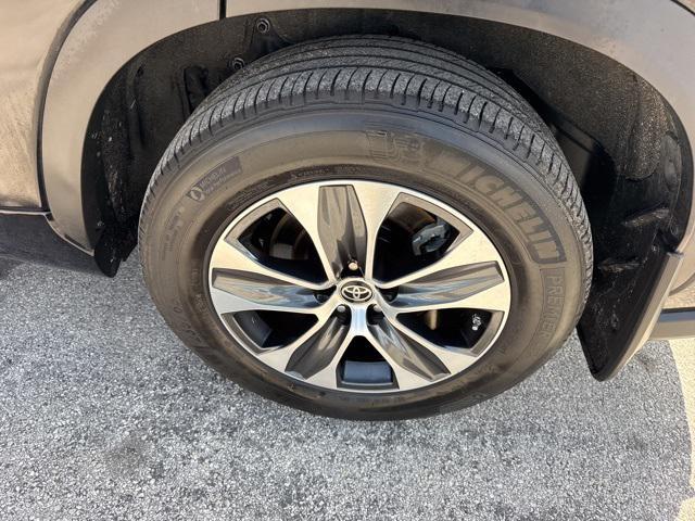 used 2023 Toyota Highlander car, priced at $33,888