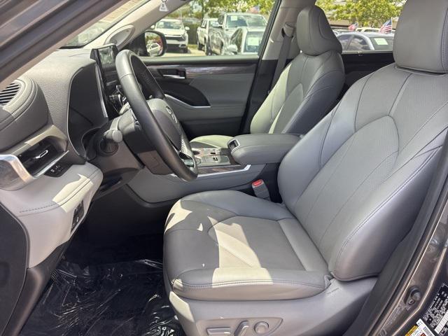 used 2024 Toyota Highlander car, priced at $33,988