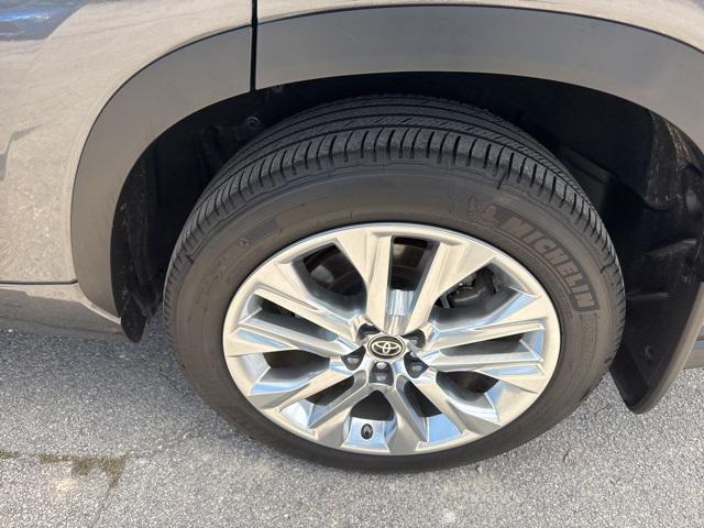 used 2024 Toyota Highlander car, priced at $33,988