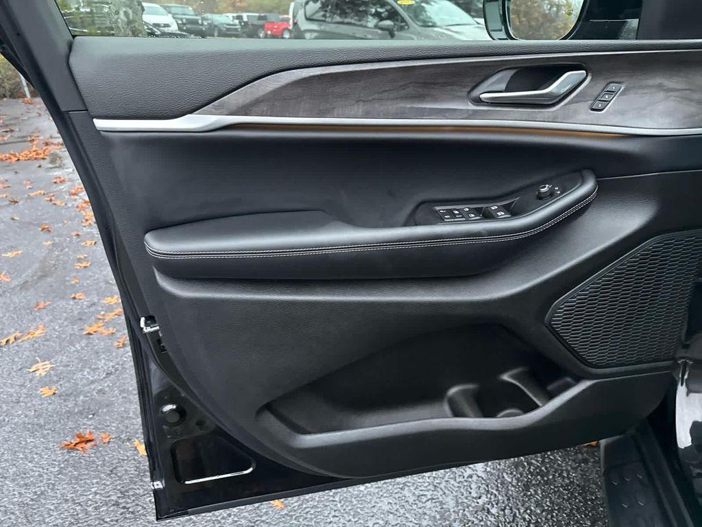 new 2025 Jeep Grand Cherokee car, priced at $50,308