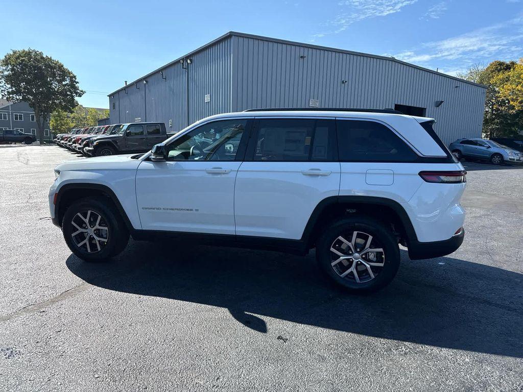 new 2025 Jeep Grand Cherokee car, priced at $44,922