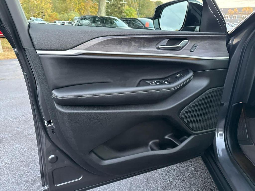 new 2025 Jeep Grand Cherokee car, priced at $48,491