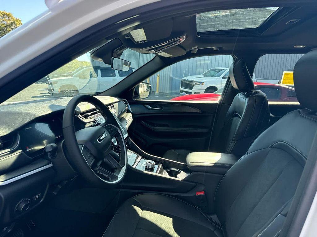 new 2025 Jeep Grand Cherokee car, priced at $40,464