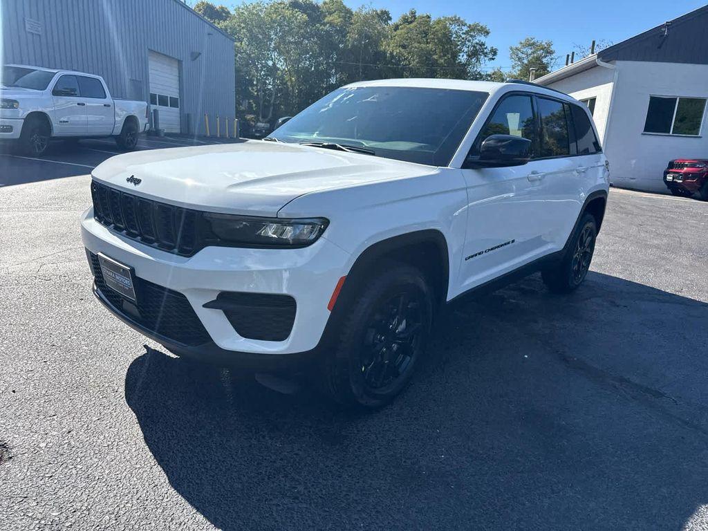 new 2025 Jeep Grand Cherokee car, priced at $40,464