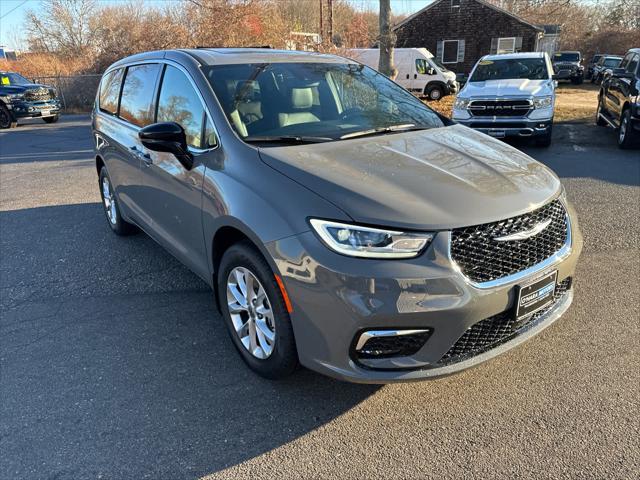 new 2025 Chrysler Pacifica car, priced at $45,265