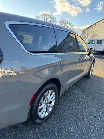 new 2025 Chrysler Pacifica car, priced at $45,265