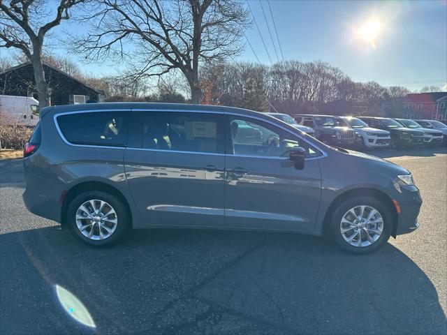 new 2025 Chrysler Pacifica car, priced at $45,265