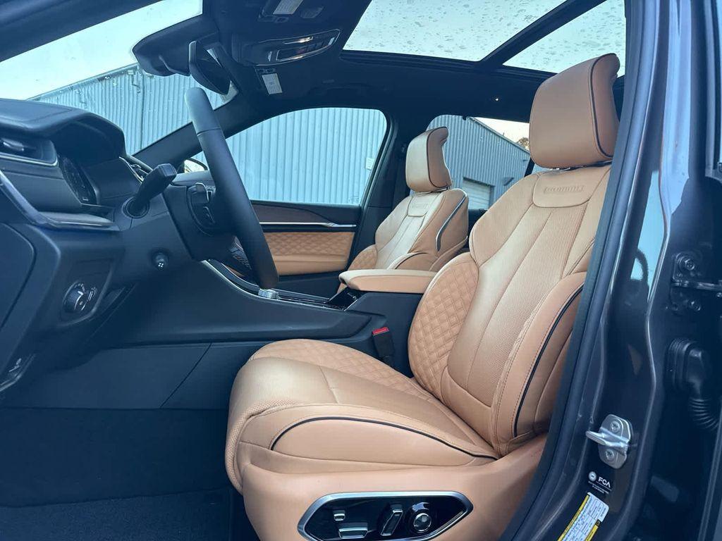 new 2025 Jeep Grand Cherokee car, priced at $59,023