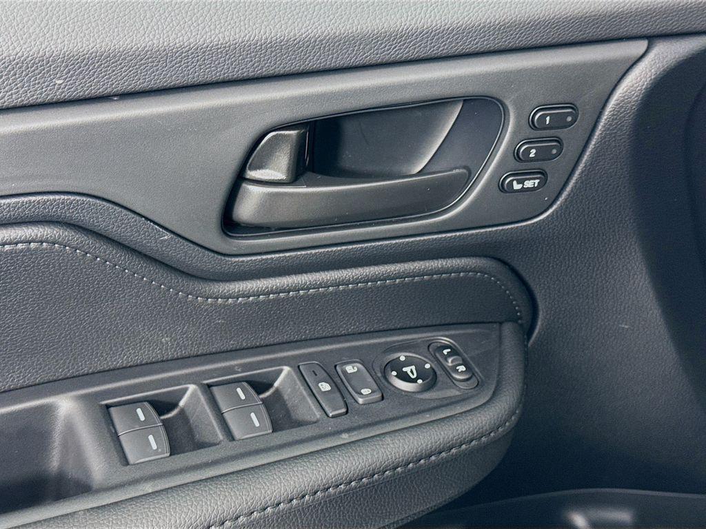used 2025 Honda Odyssey car, priced at $40,897