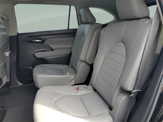 used 2022 Toyota Highlander car, priced at $31,497