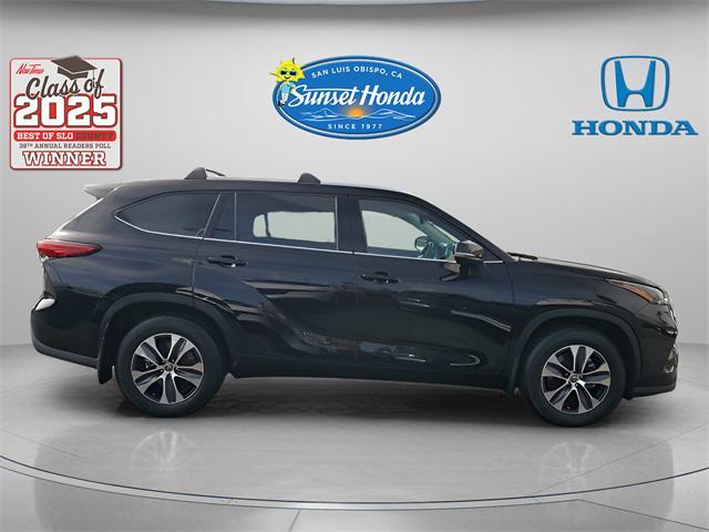used 2022 Toyota Highlander car, priced at $31,497