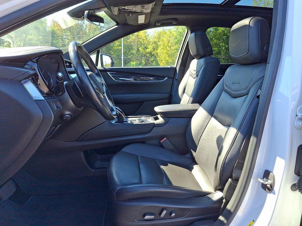 used 2022 Cadillac XT5 car, priced at $30,794