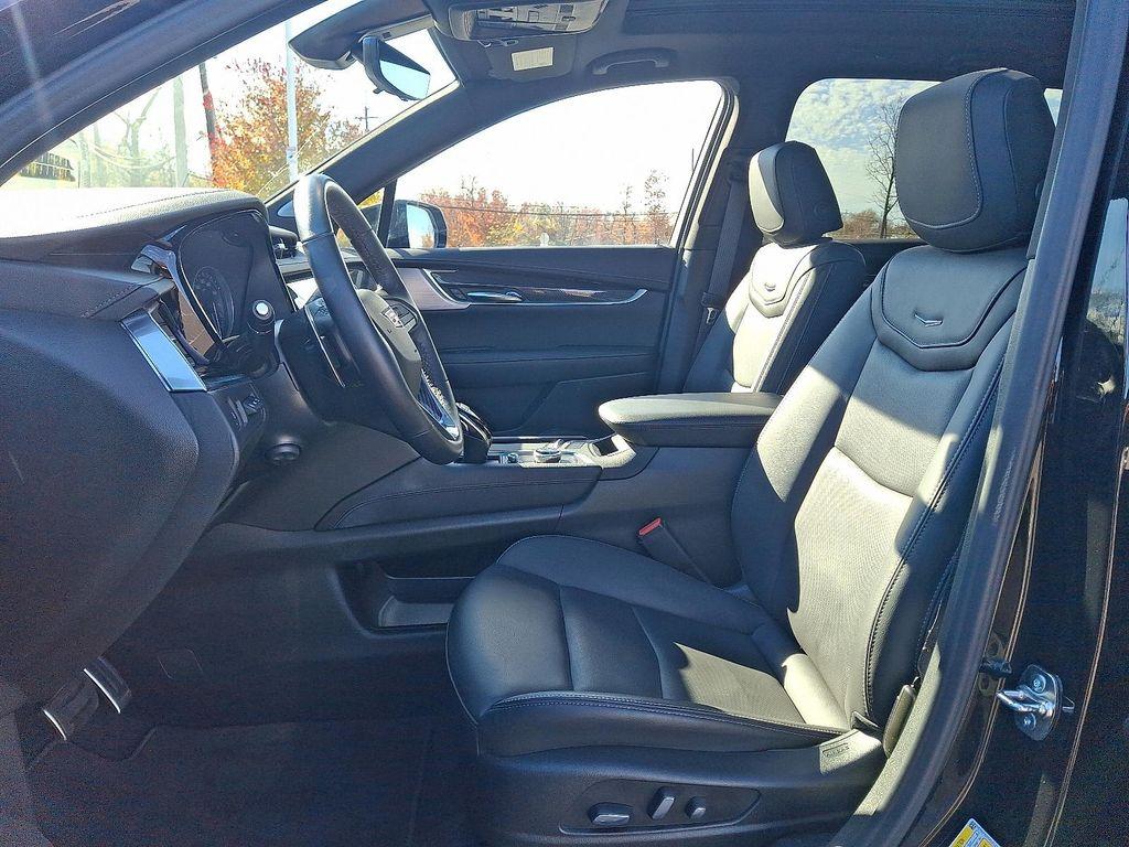 used 2025 Cadillac XT6 car, priced at $53,994