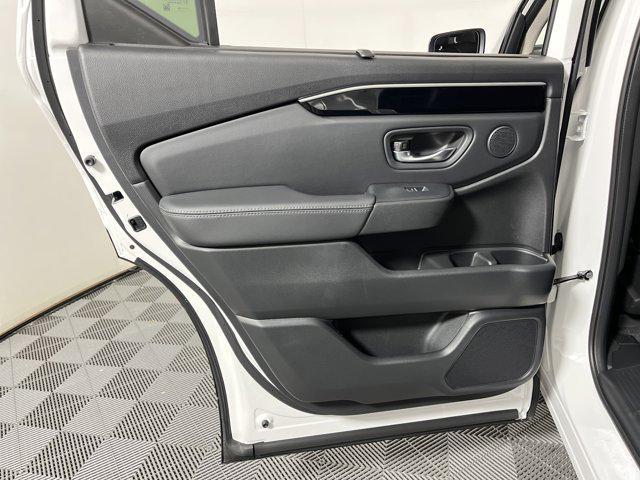 new 2025 Honda Pilot car, priced at $44,651