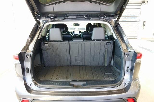 used 2023 Toyota Highlander car, priced at $38,999