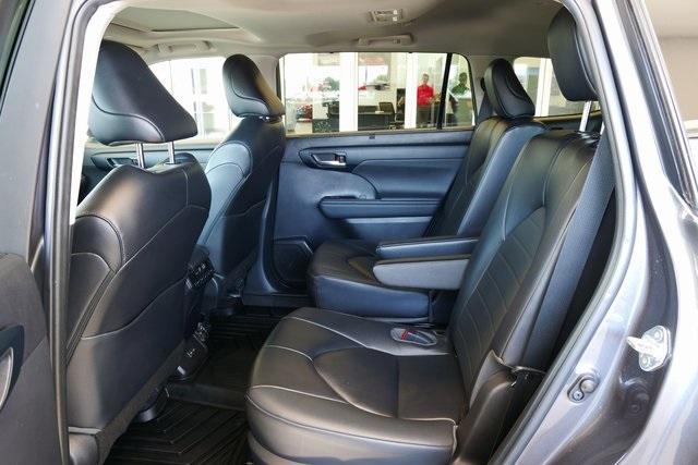 used 2023 Toyota Highlander car, priced at $38,999
