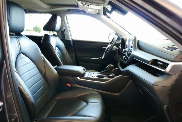 used 2023 Toyota Highlander car, priced at $38,999