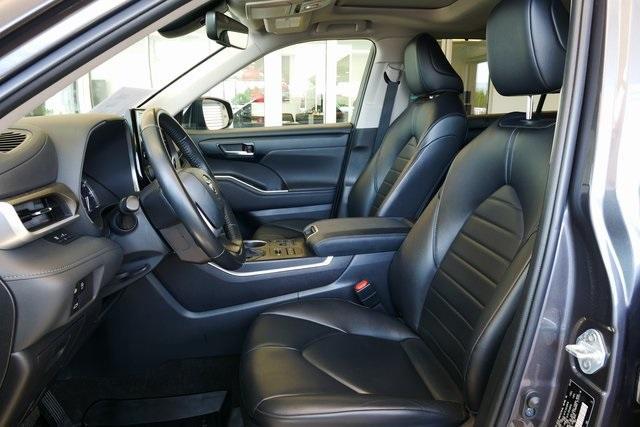 used 2023 Toyota Highlander car, priced at $38,999