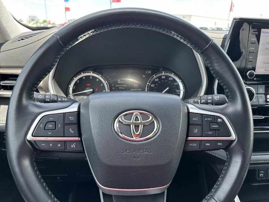 used 2022 Toyota Highlander car, priced at $34,563