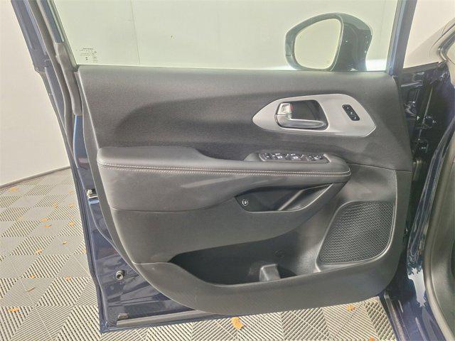 new 2025 Chrysler Pacifica Hybrid car, priced at $54,251