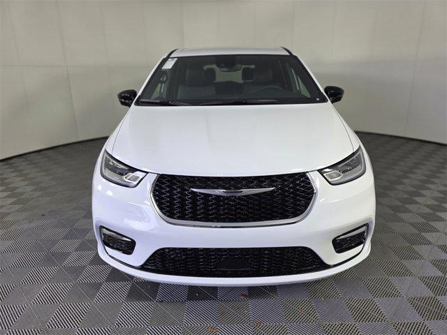new 2025 Chrysler Pacifica car, priced at $38,917
