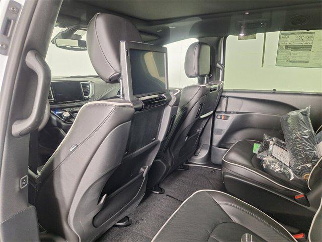 new 2025 Chrysler Pacifica Hybrid car, priced at $52,580